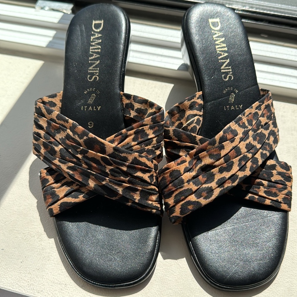 DAMIANI’S wedge sandal made in Italy size 9 new without tag.
Animal print
